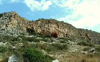 Blick auf die Reste der Höhle (Bildmitte)