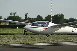 Segelflugzeug Valentin Mistral-C mit ausgefahrenen Bremsklappen