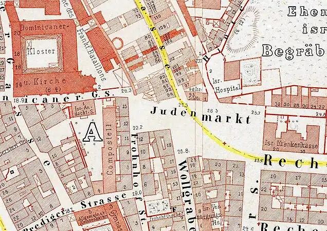 1862: Der Judenmarkt hat sich im Nordwesten erweitert. Östlich steht jetzt ein großes Gebäude: das Krankenhaus der Israelitischen Krankenkassen (Isr. Krankenkasse), Rechneigrabenstraße 18–20. Das Krankenhaus und die sechs Spitalhäuser oberhalb (Hausnummern 22–32) wurden im Zweiten Weltkrieg zerstört und danach abgerissen. Das von diesen Gebäuden beschriebene Quadrat entspricht recht genau dem heutigen Neuen Börneplatz.