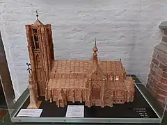 Modell einer Kirche aus verleimten Streichhölzern.