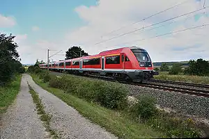 Modus-Garnitur mit Steuerwagen an der Spitze bei Markt Bibart