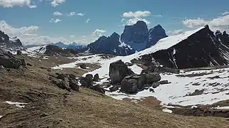 Mondevalhochfläche mit dem Monte Mondeval rechts und dem Monte Pelmo im Hintergrund