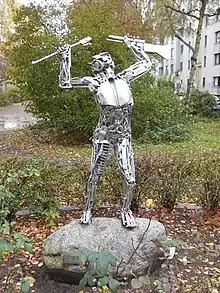 Metallskulptur Das Gewehr zerbrechen von Angelo Monitillo aus dem Jahr 2005 auf der Lütticher Straße vor dem Anti-Kriegs-Museums in Berlin-Wedding