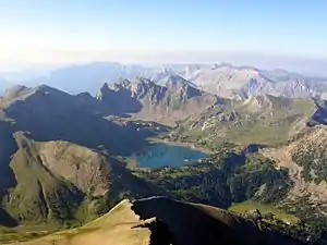 Der Lac d’Allos fotografiert vom Gipfel des Mont Pelat