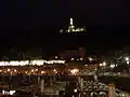 Hafenviertel und Mont Urgull bei Nacht