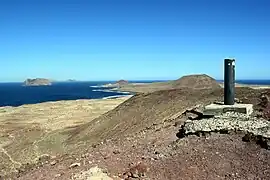 Blick von der Montaña Amarilla über La Graciosa und die Inseln Montaña Clara, Roque del Oeste und Alegranza