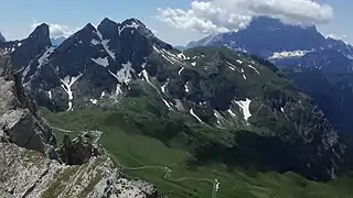 Monte Cernera mit dem Passo di Giau, links der markante Torre Dusso, im Hintergrund die Civetta