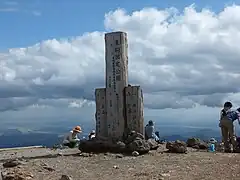 Monument auf dem Gipfel des Kurikoma