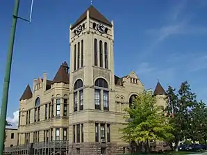 Das Morrison County Courthouse in Little Falls, gelistet im NRHP Nr. 78001552