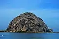 Auffälligstes Merkmal der Stadt ist der Morro Rock, ein 176 Meter (576 Fuß) hoher Hügel vulkanischer Herkunft.