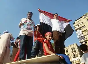 Ägyptische Flagge neben Porträt von Militärchef Sisi.