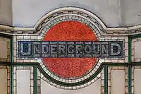 Ursprüngliches roundel der London Underground als dekoratives Mosaik in der Station Maida ValeOriginalentwurf ca. 1915