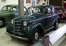 Moskwitsch-400(1946–1956); eine äußere Ähnlichkeit ist offensichtlich