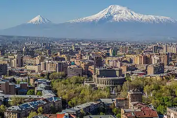 Stadtansicht der armenischen Hauptstadt Jerewan mit Ararat im Hintergrund