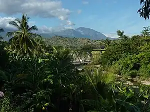 Blick auf den Matebian und eine Brücke über den Lequinamo beim Ort Laga