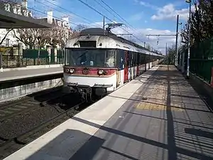 MS 61 der ersten Bauform bei der Einfahrtin den Bahnhof Le Vésinet-Centre