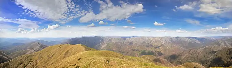 Blick vom Gipfel nach Osten im späten Frühjahr