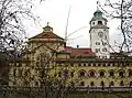 Fassadenelemente aus Pollinger Tuff gliedern das Müllersche Volksbad.