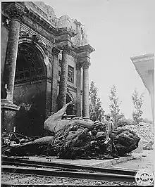 Das zerstörte Siegestor 1945