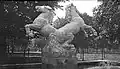 Ehemaliger Brunnen am Tassiloplatz in der Au, errichtet im Jahr 1934. Aufspringende Pferde von Franz Mikorey. Die Skulptur wurde im Jahr 1974 in den Grünanlagen an der Herzog-Wilhelm-Straße wieder aufgestellt.