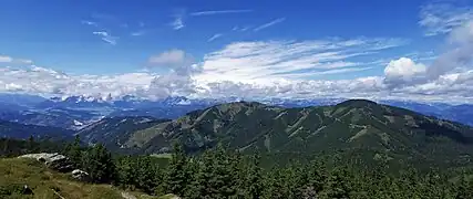 Blick vom Wetterkogel nach Nordwesten auf Roßeck und Mugel, mittig links Leoben.