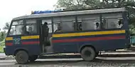 Ein Polizeibus, der von der Maharashtra-Polizei in Mumbai, Indien, eingesetzt wird.