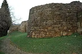 Außenmauer mit vorspringenden Türmen