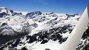 Murchison Glacier mit dem Brodrick Peak (2669 m)und dem Mount Mannering (2669 m) in der Bildmitte