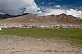 Murghob eingebettet im Hochplateau des Ostpamirs