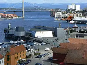 Der Byfjorden mit dem norwegischen Ölmuseum und der Bybrua im Hintergrund