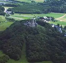 Burgberg der Nürburg aus der Luft