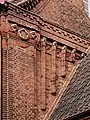 Pilaster mit Kapitell (links) und profilierte Lisenen