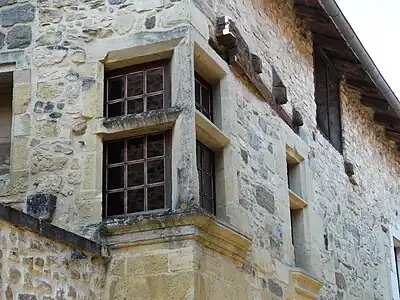 Eckfenster an einem Haus im Ortskern