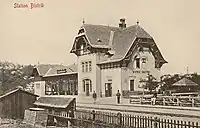 Die Station Bistrik bei Sarajevo. Das Gebäude und die Bahnstrecke waren im jugoslawischen Kultfilm Valter brani Sarajevo eine der Hauptkulissen.