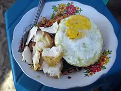 Nasi Goreng mit Huhn und Ei in Bali