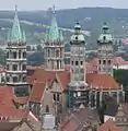 Kupfergedeckte gotische Turmhelme (links) und welsche Hauben (Zwiebeltürme) (rechts), Naumburger Dom