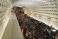 Gedränge auf dem Bahnsteig der Station Navy Yard, Washington, D. C.