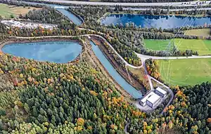 Luftbild des Walgauwerks an der Ill mit Rückgabebecken Beschling (links) und Nachbauersee