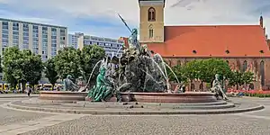 Neptunbrunnen, dahinter die Marienkirche