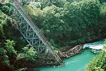 Die Neretvabrücke bei Jablanica wurde nach Stilllegung der Schmalspurbahn im Zuge der Filmarbeiten für Die Schlacht an der Neretva zerstört.