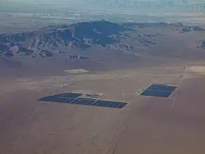 Solarwärmekraftwerk Nevada Solar One rechts. Links eine Photovoltaikanlage.