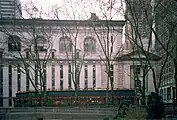 Südwest-Rückseite der New York Public Library, davor der Bryant Park Grill (1996)