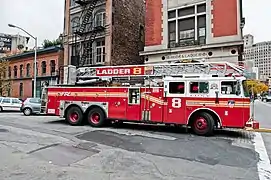 Ladder 8 vor dem Hook & Ladder Company 8 Firehouse ist eine „100-foot rearmount ladder“