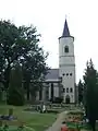 Blick vom Friedhof zur Kirche