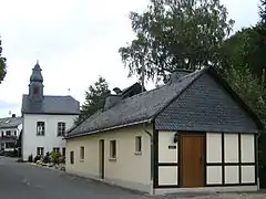 Ehemaliger Backes sowie im Hintergrund Ev. Kapelle, erbaut 1809