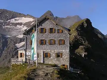 Niedersachsenhaus, dahinter der Neuner Kogel (2823 m)