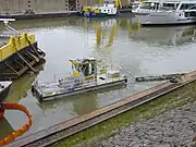 Ölbekämpfungsschiff und Bilgenentölungsboot im Einsatz.