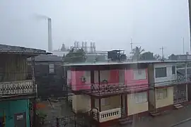 Niquero bei Regen, im Hintergrund die Zuckerfabrik