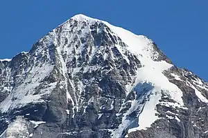 Nollengletscher (rechts der Bildmitte) am Nordwestbollwerk des Mönchs 4107 m ü. M. von der Grütschalp 1486 m ü. M. aus gesehen.