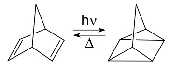 Reaktion von Norbornadien zu Quadricyclan:Hinreaktion durch Energiezufuhr aus UV-Licht hν und Rückreaktion durch Temperaturerhöhung Δ